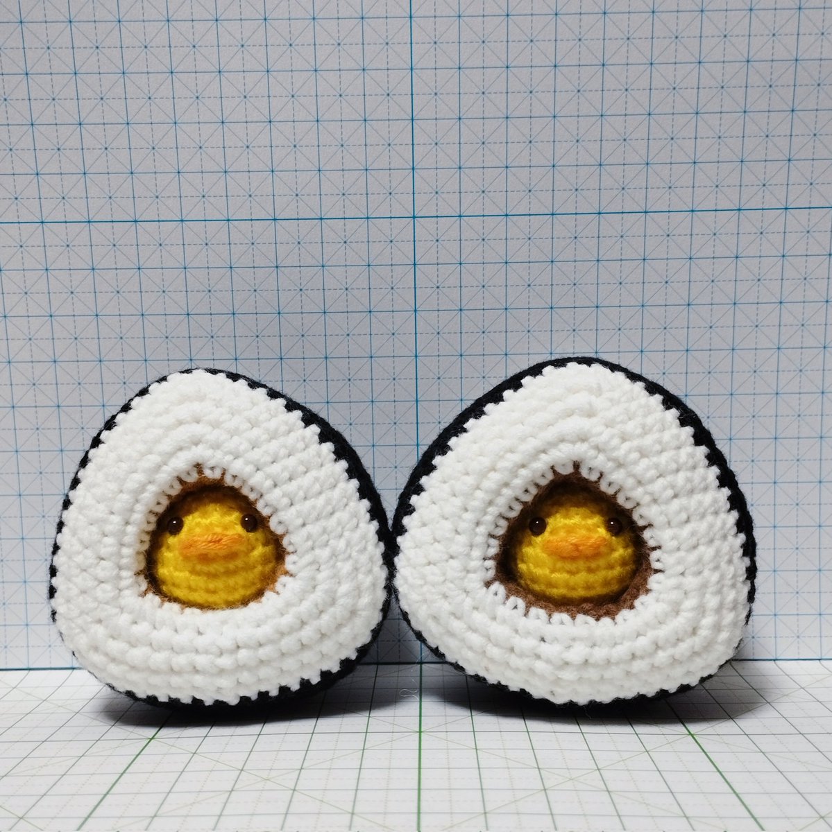 おにぎり（おかか、昆布）
＃ヒヨコの居場所
#あみぐるみ #amigurumi