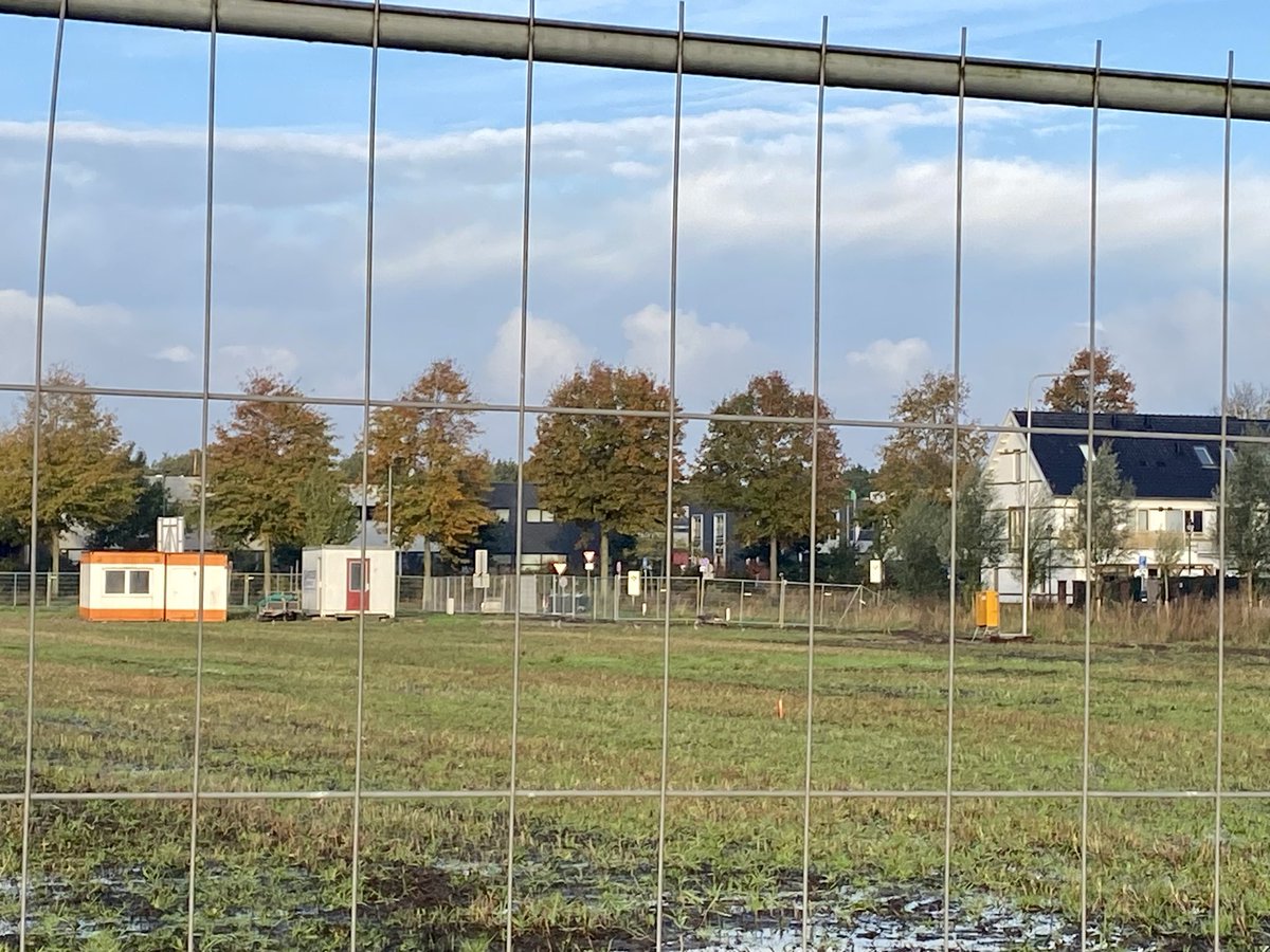 Zuidpolder's tweet photo. Tussen de Zuidersingel en de Beukeboomstraat zijn de hekken rondom het toekomstige woongebied ‘Weideveld’ geplaatst. In december start de bouw van 41 verschillende huur- en koopwoningen; Woon jij hier straks? #zuidpolder @heijmansnl @VanderWardt @VanWijnenGroep https://t.co/GW8gOzh4YL
