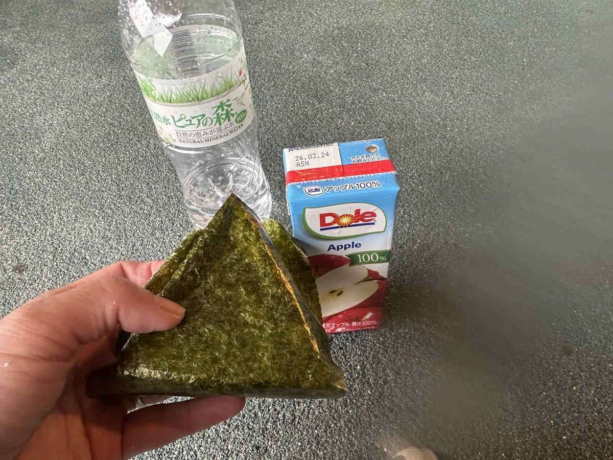 dangotayako's tweet image. 湘南江の島のCP
おにぎり！！！
冷えてきそう…、追いワセリン。
茅ヶ崎のマンホール見つけられずーー
☂️
#TXW100
#XW 
#東京エクストリームウォーク100