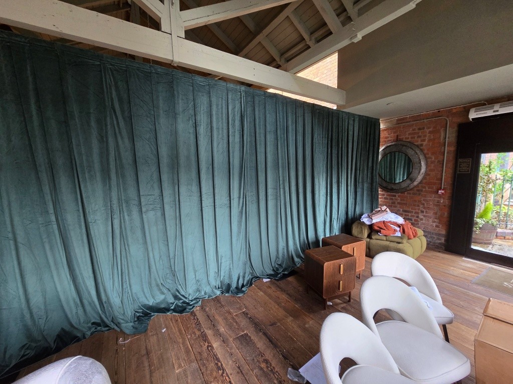 Dark Green Velvet Drapes
Our 3 meter tall Green Velvet Drapes are 190 gsm thick and pleated at 100% fullness (6 meters of fabric makes a 3m wide drape

peterlockwood.co.uk/dark-green-vel…