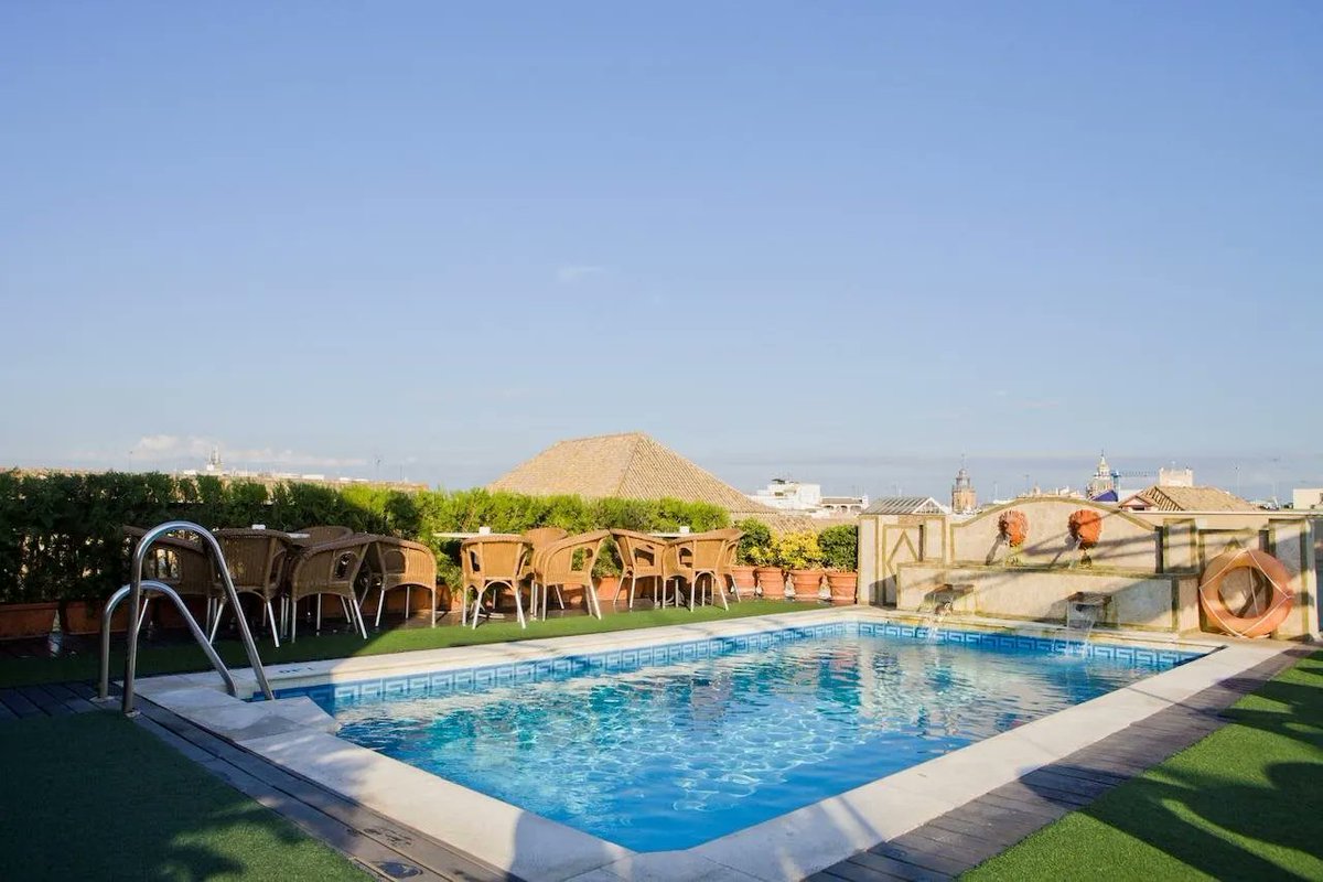 DutchFlyGuys's tweet photo. **Verken Andalusië vanuit Hotel Dona Maria**
Stort je in de Spaanse charme met dit hotel als uitvalsbasis. Duik in het zwembad of flaneer langs de kathedraal. Geniet van tapas om de hoek. Zonnestralen en historie wachten op je
#Andalusië #DonaMaria https://t.co/1gbuAAX6qR