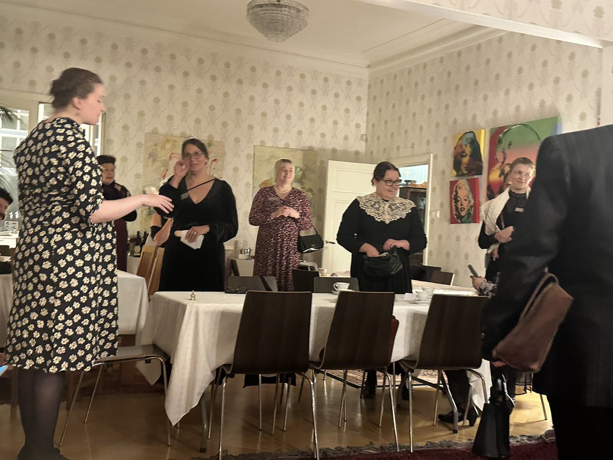 Eilen Villaforssin Murhamysteerin hurmaa. Olipa taas älyttömän hauska ilta ja mielenkiintoisia selvittelyjen käänteitä. 

Seuraavat mysteerit ovat 12.12 ja 24.1. Lippu 129e. Pikkujoulu tai joululahjaidea. Myös majoitusta.