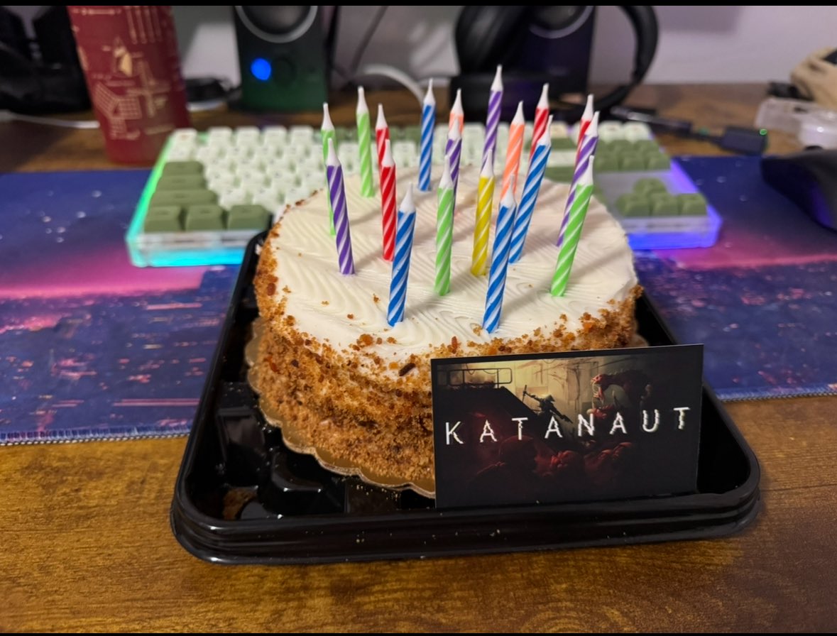 As promised hahaha, a cake with a candle for every player in Katanaut today.

We peeked at 19!!!🥳