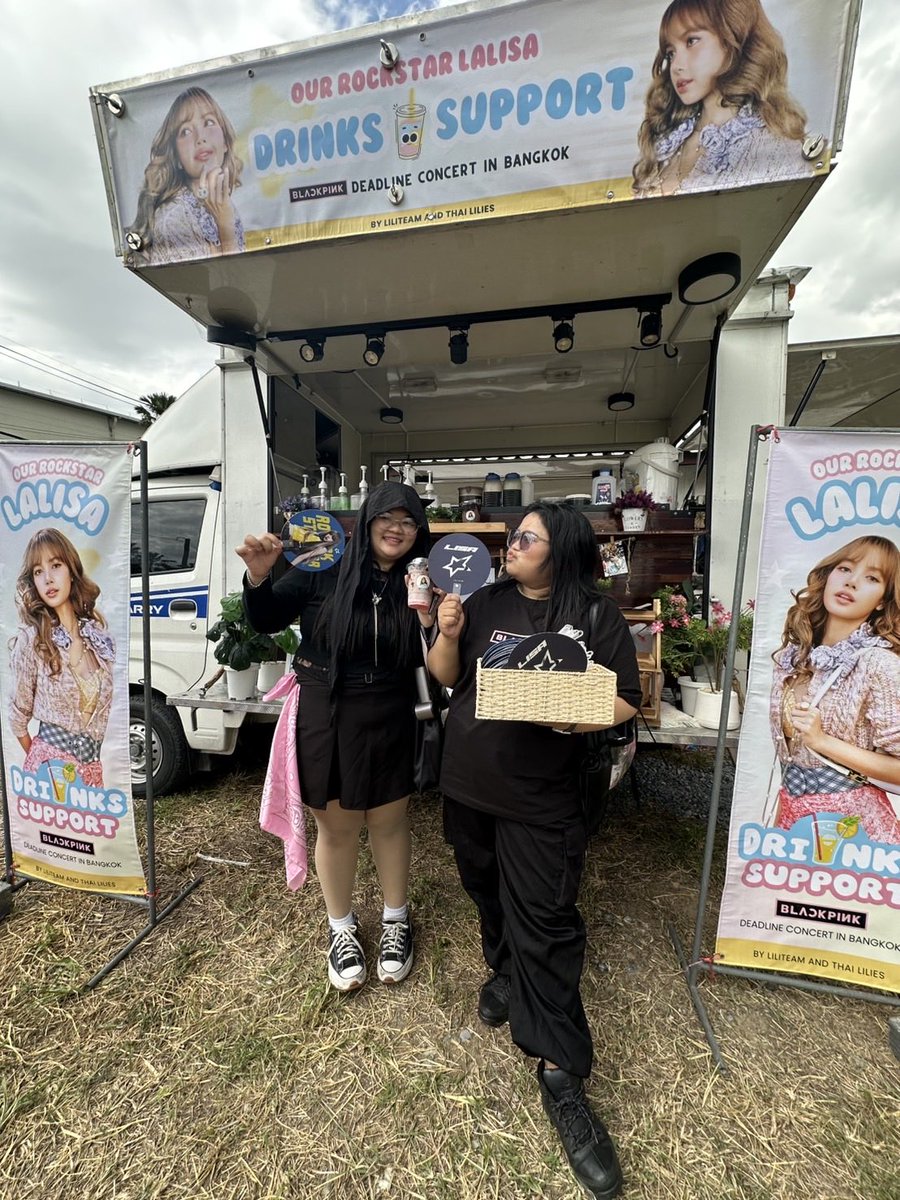 LILITEAMTH327's tweet photo. วันนี้มารับน้ำ มีพัดคลายร้อนแจกด้วยค่า รีบมากันน๊า #DEADLINE_IN_BANGKOK #LISA https://t.co/t9bHjCtJxu