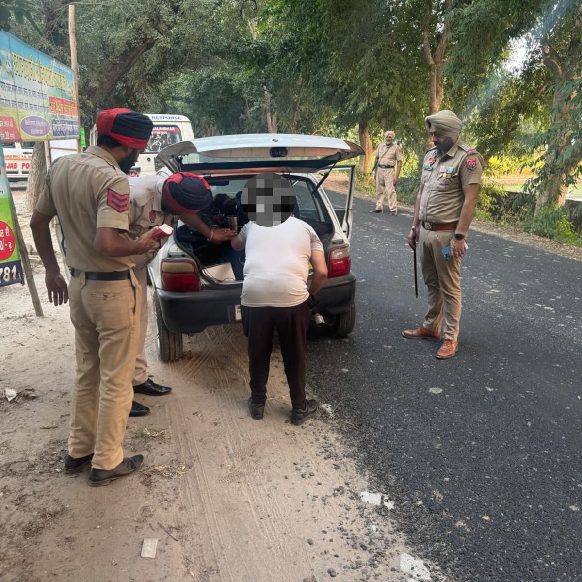 Jal_R_Police's tweet photo. ਸਪੈਸ਼ਲ ਨਾਕਾਬੰਦੀ – ਸ਼ਾਂਤੀ ਤੇ ਸੁਰੱਖਿਆ ਵੱਲ ਹੋਰ ਇਕ ਕਦਮ

#JalandharRuralPolice #SpecialNaka #CheckingDrive #SafePunjab #AgainstCrime #PublicSafety #PoliceOnDuty https://t.co/si41uNk4Lm