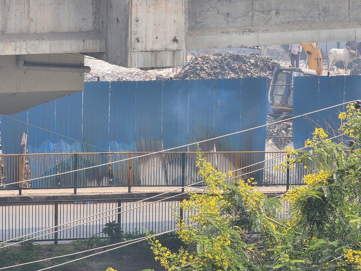 prasadkamesh's tweet photo. @CPCB_OFFICIAL day 2 of burning the garbage again at the transfer site.
@MCF_Faridabad complete failure in maintaining liveliness around in Faridabad https://t.co/uRO3h78DZ8