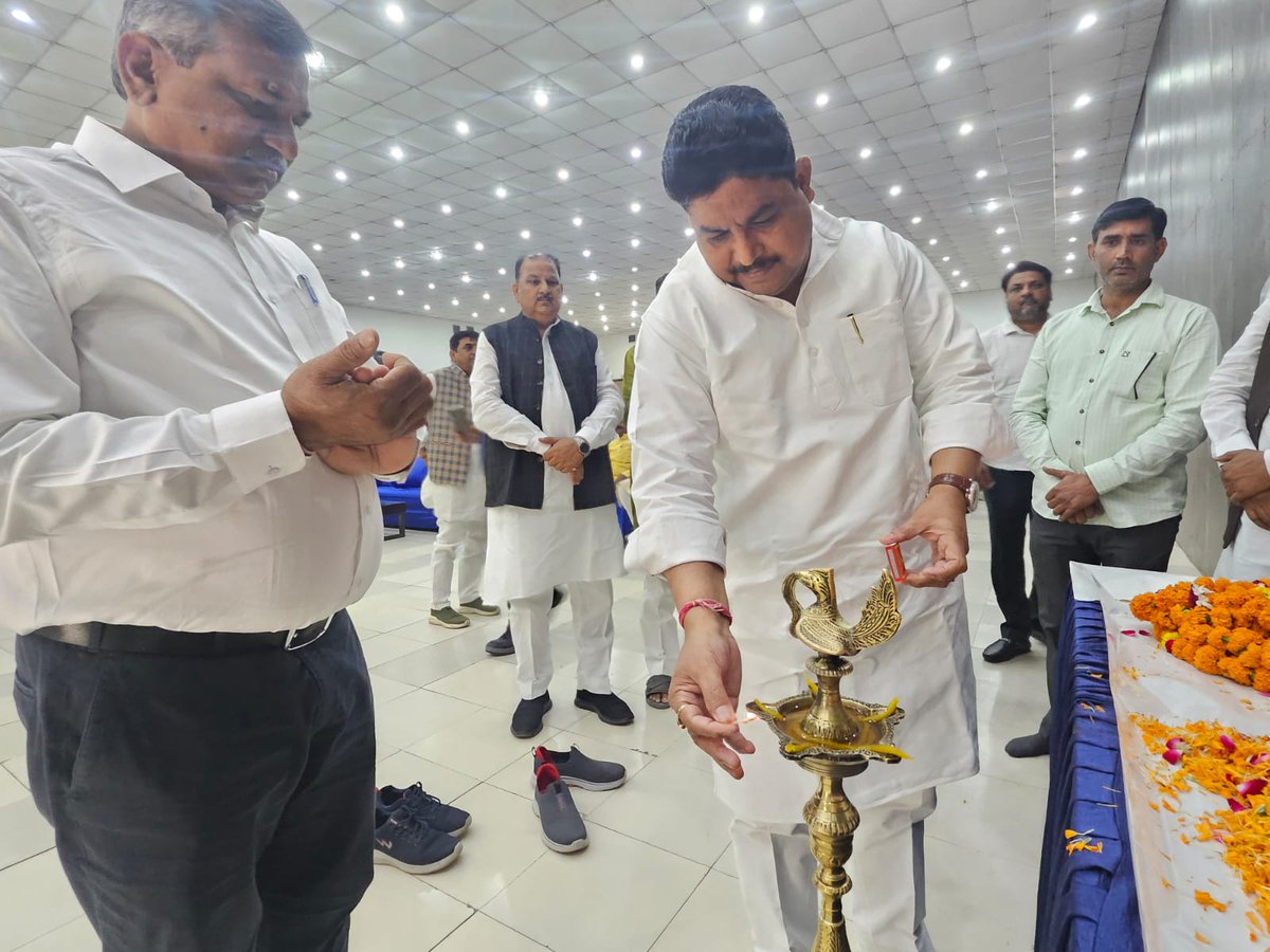 dileepuppss's tweet photo. कांस्टीट्यूशनल क्लब नई दिल्ली में @TFI_2025 टीचर फेडरेशन ऑफ इंडिया की बैठक का शुभारंभ
@DrDCSHARMAUPPSS ने दीप प्रज्वलित किया। https://t.co/ss2NKgKddO