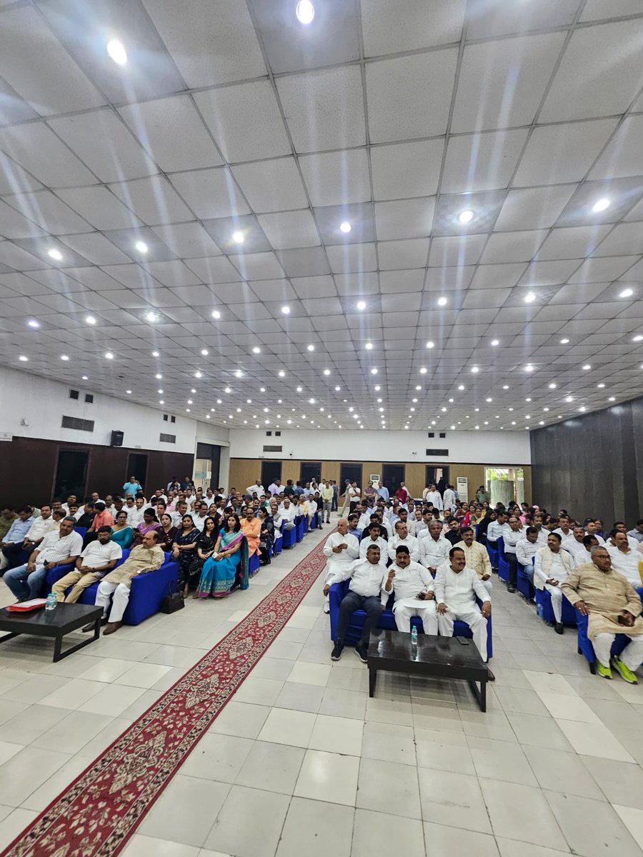 dileepuppss's tweet photo. कांस्टीट्यूशनल क्लब नई दिल्ली में @TFI_2025 टीचर फेडरेशन ऑफ इंडिया की बैठक का शुभारंभ
@DrDCSHARMAUPPSS ने दीप प्रज्वलित किया। https://t.co/ss2NKgKddO