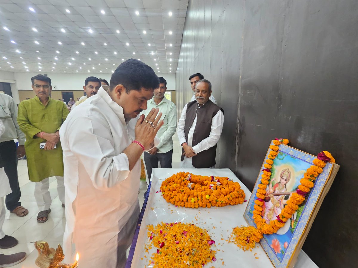 कांस्टीट्यूशनल क्लब नई दिल्ली में <a href="/TFI_2025/">Teachers federation of india (TFI)</a> टीचर फेडरेशन ऑफ इंडिया की बैठक का शुभारंभ
<a href="/DrDCSHARMAUPPSS/">Dr Dinesh Chandra Sharma</a> ने दीप प्रज्वलित किया।