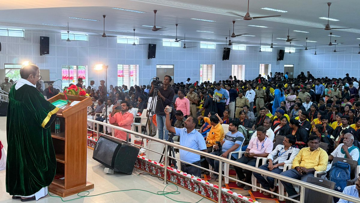 SalemRRajendran's tweet photo. கழகத் தலைவர்,மாண்புமிகு தமிழ்நாடு முதலமைச்சர் @mkstalin அவர்களின் வழிகாட்டுதலின்படி, 

திருவண்ணாமலை மாவட்டத்தின் கல்வியின் வளர்ச்சிக்கும், மாணவர்களின் எதிர்கால முன்னேற்றத்துக்கும் முக்கியப் பங்காற்றி வரும் கலைஞர் கருணாநிதி அரசு கலைக் கல்லூரியின் பட்டமளிப்பு விழாவில் கலந்து கொண்டு இந்த கல்வியாண்டில் பட்டப்படிப்பை வெற்றிகரமாக முடித்த கல்லூரி மாணவர்களுக்கு பட்டங்களை வழங்கி வாழ்த்துக்களை தெரிவித்தேன்.

இவ்விழாவில் திருவண்ணாமலை மாவட்ட வருவாய் அலுவலர் திரு.இராமபிரதீபன், மாநில தடகள விளையாட்டு சங்க துணைத் தலைவர் திரு.எ.வ.வே.கம்பன்,வேலூர் மாவட்ட கல்லூரிக் கல்வி இணை இயக்குனர் முனைவர் திருமதி.அ.மலர், கல்லூரியின் முதல்வர் முனைவர் திருமதி.இல.இரேவதி, ஆகியோர்,பேராசிரியர்கள்,மாணவ மாணவியர்கள் கலந்து கொண்டனர்.