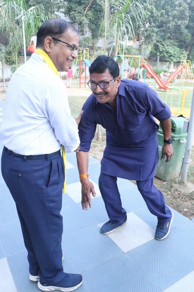 RanjanSinghh_'s tweet image. गणित के जादूगर हमारे पटना कुम्हरार विधानसभा से जन सुराज पार्टी से हमारे आदरणीय K.C.Sinha Sir जीत रहे हैं 
उनको वोट मांगने की जरुरत नहीं है मम्मी पापा से लेकर बच्चा सब उनको पढा हुआ है उनका किताब से पढ़ा हुआ है
जितने लोग कुम्हार विधानसभा का है एक ही नाम है K.C सिन्हा सर विधायक हो,…