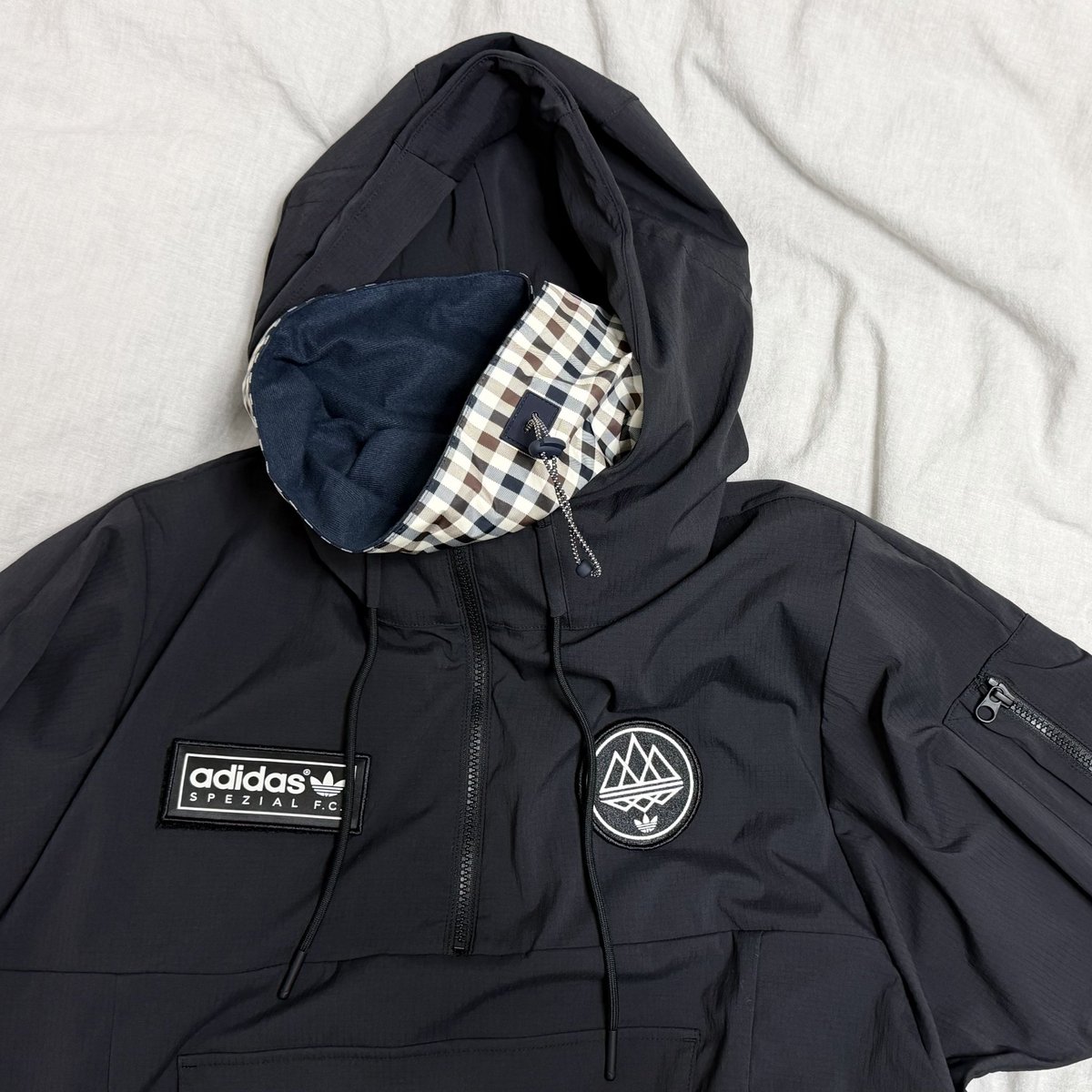 中にはTokyo入りジャガードシャツ着るけどステルスファンの私はこちらで。小雨のちょいさむ、リアムスヌードが役立つ時がきた！ハットはその他グッズの皆さんは留守番。
#oasislive25