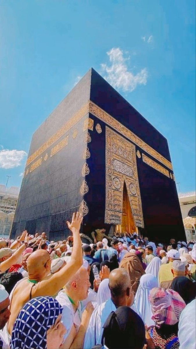 السلام علیکم🌹🍃

عزت اور ذلت کے فیصلے بندوں کے ہاتھ میں رکھے جاتے تو کوئی شک نہیں کہ انسان رسوا کر دیا جاتا۔ یہ تو اللہ کے معاملات ہیں تو بس وه جس کو چاہے آسمان کی بلندیوں پہ پہنچا دے اور جسے چاہے زمیں پہ لا کے پٹخ دے
وتعـز من تشاء وتزل من تشاء..!!