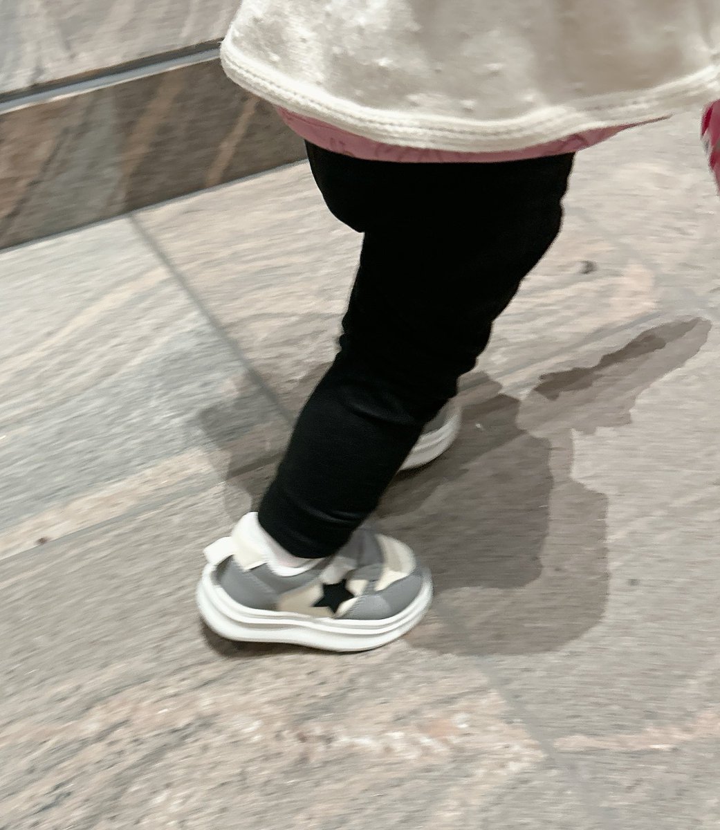 最近2-3Y👚👖買ってるんだけど大きくて落ちてくる🙈
履けなくはないけど寒いし可哀想で、、
チュニックの下に👖履かせたいのにちょうど良いのがなく6-9m履かせてた😹←まだ履けてる🙌

仕方なく18-24m買い直したらぴったり⬇️

海外モノは素材も違うし伸びるから履けるのかな？小さめ買うの敗北感ある🙄