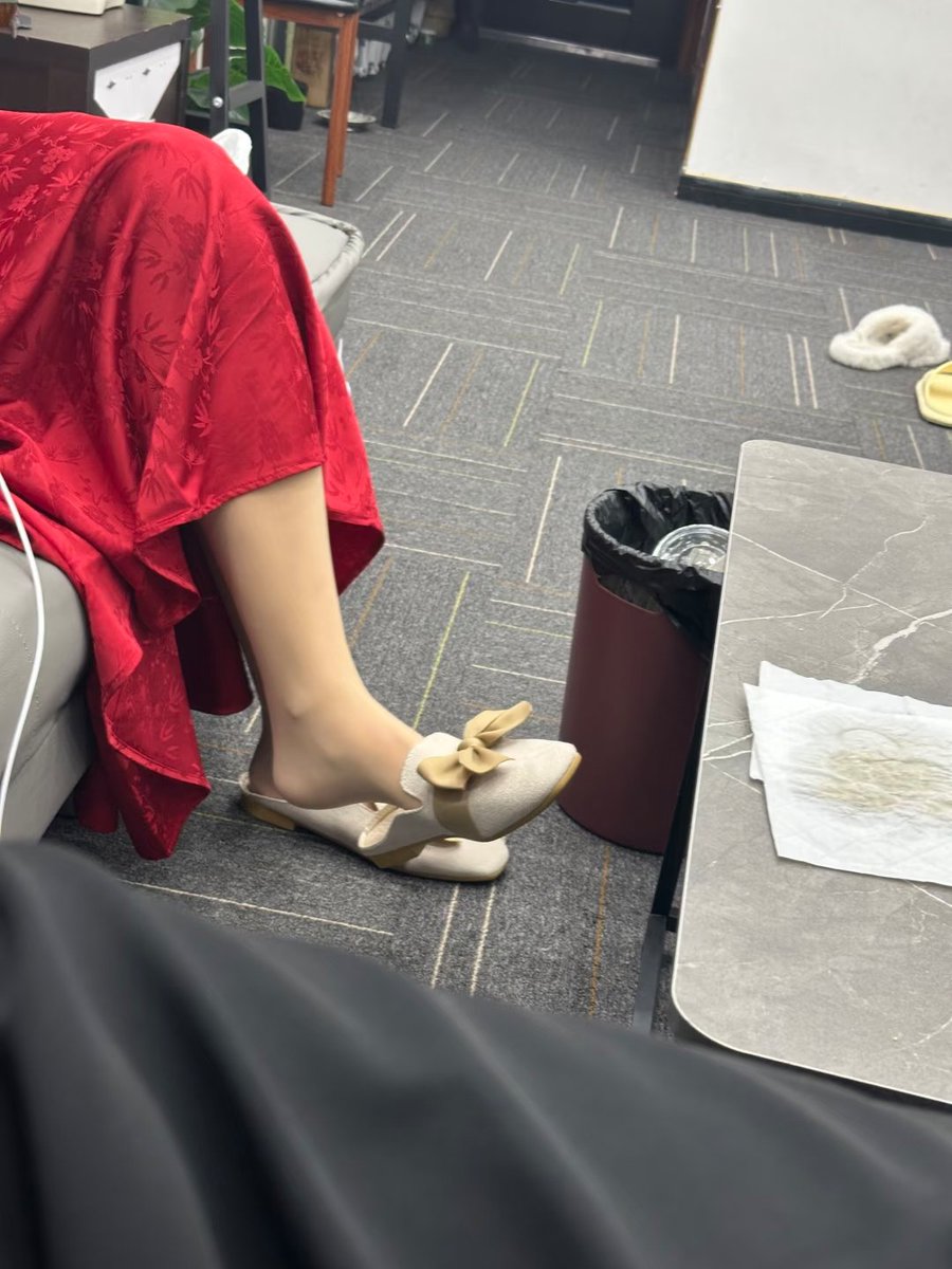 老婆这骚脚，有没有兄弟们想被踩一踩的呢