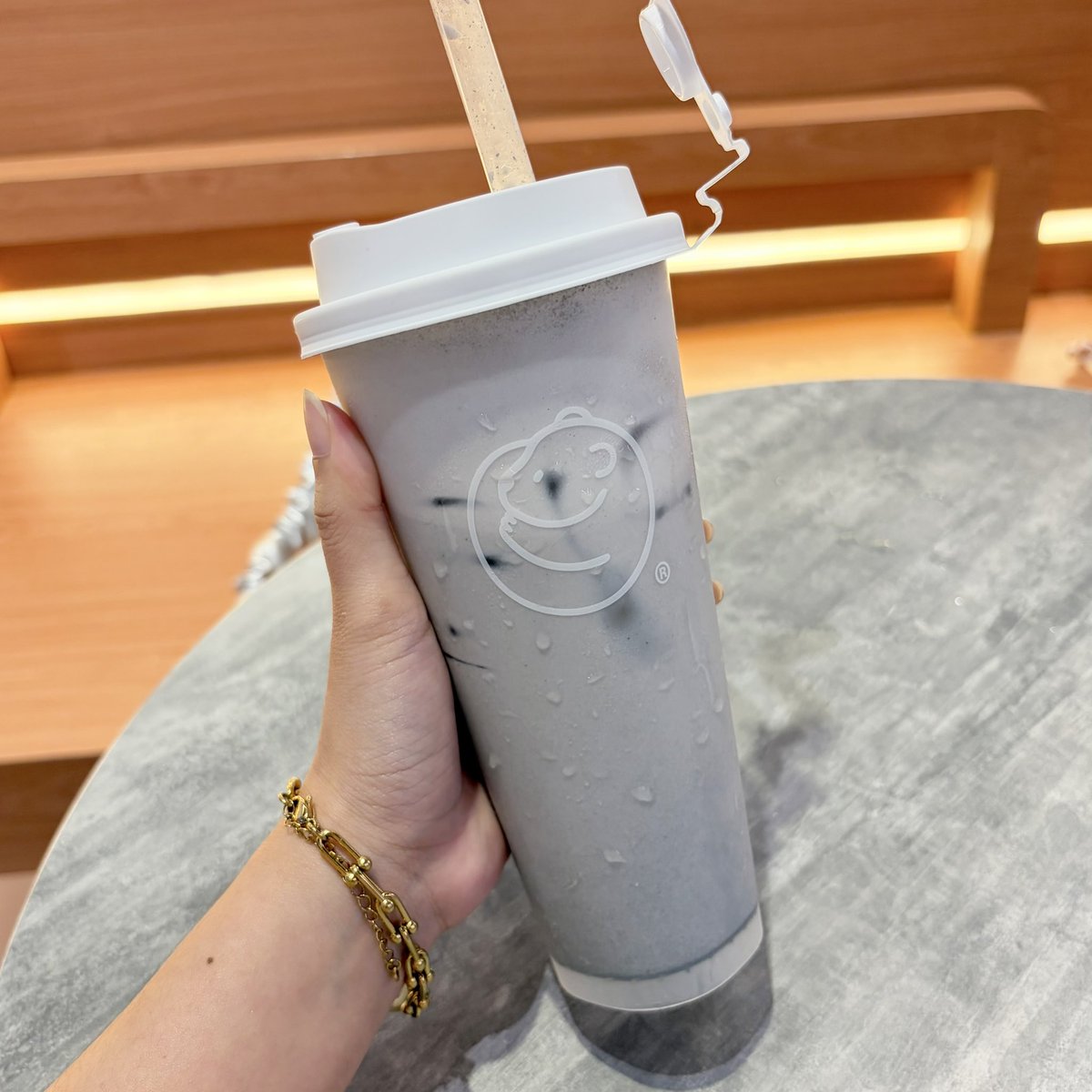 นมสดงาดำที่โดนใจเว่อ! ทำถึงมากเกินนนน มีความหอมงาดำคั่วบวกกับความนัวนมสดอ่ะ กินง่ายโคตรเข้ากัน ไม่สากคอเลย คือละมุนมาก ในคำนึงมันดีไปหมดอร่อยชิบ นี่ไปซื้อมาตบท้ายหลังกินข้าวเสร็จฟินนนนน มีเอนเนอจี้ใช้ชีวิตต่อละ ชี้เป้าควรลองของดีย์!!!
#BEARHOUSE  #นมสดงาดำ  #BLACKSESAMEFRESHMILK