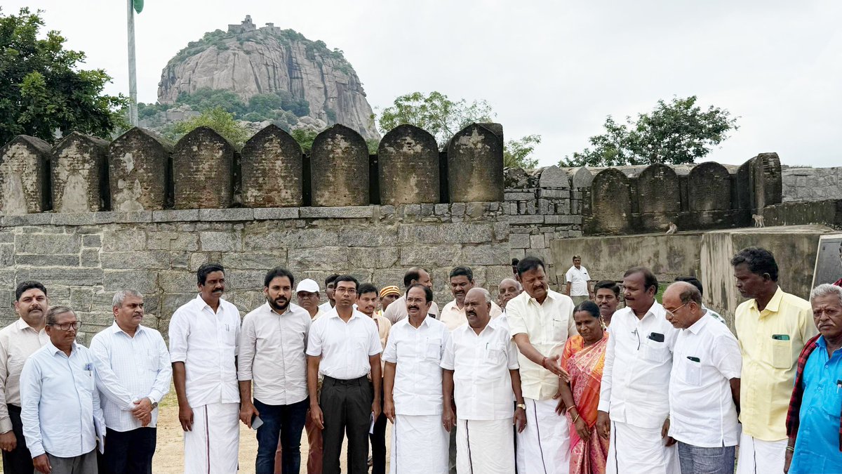 SalemRRajendran's tweet photo. கழக தலைவர்,மாண்புமிகு தமிழ்நாடு முதலமைச்சர் @mkstalin அவர்களின் வழிகாட்டுதலின்படி, 
தமிழ்நாட்டில் புதிய சுற்றுலாத்தளங்களை உருவாக்கி சர்வதேச சுற்றுலாத்தளமாக உயர்த்தும் நோக்கில்,விழுப்புரம் மாவட்டத்தின் அடையாளமாக விளங்கும் யுனொஸ்கோ அமைப்பு பாரம்பரிய சின்னமாக அங்கிகரித்துள்ள செஞ்சிக்கோட்டையில் அடிப்படை வசதிகள் மற்றும் உள்கட்டமைப்பு வசதிகள் மேம்படுத்துவது குறித்து நேரில் பார்வையிட்டு ஆய்வு மேற்கொண்டேன்.
வரலாற்றுச் சிறப்பு மிக்க செஞ்சிக்கோட்டையின் அடிவாரம், கல்வெட்டுகள், ராஜகிரி கோட்டை, கிருஷ்ணகிரி, சந்திரகிரி கோட்டை, வெடிமருந்து கூடம், நெற் களஞ்சியம், வேணுகோபால் கோயில், படிகட்டுகளுடன் காணப்படும் குளம், கல்யாண மகால், குதிரைகள் கட்டும் இடம், உடற்பயிற்சி கூடம், யானைக் கட்டும் மண்டபம், யானைக்குளம், சக்கரைக் குளம், செட்டிக் குளம், சதாத்துள்ளாகான் மசூதி, சிவன் மற்றும் அம்மன் கோயில், வெங்கடரமணா கோயில் பகுதிகளை பார்வையிட்டு, செஞ்சிக்கோட்டையின் அடிவாரம் மற்றும் முக்கிய பகுதிகளில் கூடுதலாக குடிநீர் வசதி, மின்மிளக்கு வசதி, பொதுமக்கள் அமர்வதற்கான இருக்கை வசதி, கழிப்பறை வசதி உள்ளிட்ட அடிப்படை வசதிகள் மற்றும் உட்கட்டமைப்பு வசதிகள் மேம்படுத்துவது குறித்து துறை சார்ந்த அலுவலர்களுக்கு அறிவுறுத்தினேன்.
இந்நிகழ்வில் மாவட்ட ஆட்சித்தலைவர் திரு.ஷே.ஷேக் அப்துல் ரஹ்மான்,இ.ஆ.ப., ஆரணி நாடாளுமன்ற உறுப்பினர் திரு.எம்.எஸ்.தரணிவேந்தன்,செஞ்சி சட்டமன்ற உறுப்பினர் திரு.செஞ்சி கே.எஸ்.மஸ்தான் ஆகியோர்,உள்ளாட்சி அமைப்பின்  பிரதிநிதிகள் மற்றும் துறை சார்ந்த அலுவலர்கள் கலந்து கொண்டனர்.