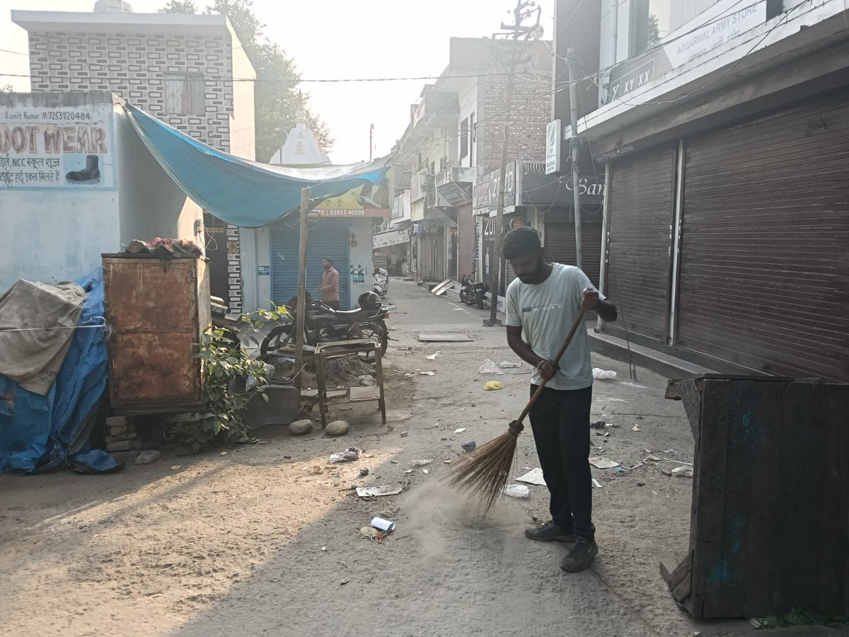 SPECIAL CAMPAIGN 5.0 - Cleanliness drive of Market places at Lalkurti &amp; Sapper bazar, Roorkee Cantt.
#SpecialCampaign5
#SpecialCampaign5_0
<a href="/SpokespersonMoD/">Ministry of Defence, Government of India</a>
<a href="/rajnathsingh/">Rajnath Singh</a>
<a href="/RakshaSampada/">DGDE</a>
<a href="/SethSanjayMP/">Sanjay Seth</a>
<a href="/pddecc/">Principal Directorate Central Command</a>
