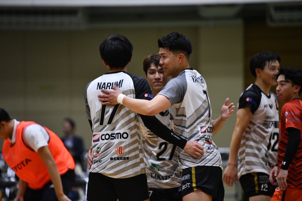 Veertien_VC's tweet photo. ----*2025-26V.LEAGUE*----

📅10月25日（土）
📍トヨタスポーツセンター第2体育館
🆚#トヨタサンホークス愛知

1️⃣23-25
2️⃣18-25
3️⃣27-25👑
4️⃣25-22👑
5️⃣15-13👑

セットカウント3-2で勝利しました‼️
応援ありがとうございました🔥🔥

明日もトヨタさんと試合🦁明日も勝つ‼️

#NewEvolution https://t.co/bq9GJ4WbXN