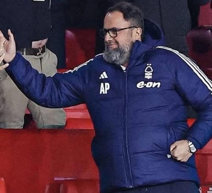 piesportsbooze's tweet image. Marinakis didn't even let big Ange keep his coat 🤣