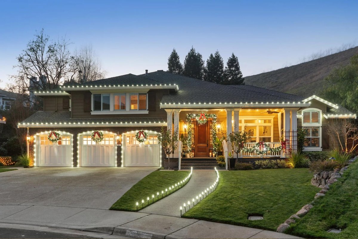 rewsdgrhrt200's tweet image. This glow was made possible with our factory-made LED Christmas lights — trusted by professional installers everywhere. #ChristmasLighting #BeforeAndAfter #LEDStringLights #LightingProjects #OutdoorDecor #SolunixLite