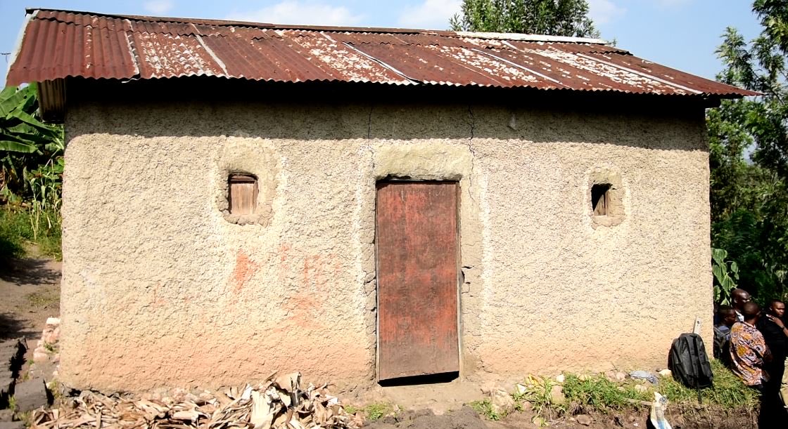 1/2 <a href="/NIYONKURUJeanAi/">NIYONKURU Jean Aime</a> Perezida wa <a href="/BailiffsRwanda/">Professional Bailiff</a> yifatanyije na <a href="/NyanzaDistrict/">Nyanza District</a> mu kwezi kwahariwe ubudaherwa. Abahesha b’Inkiko bashyikiriza uwarokotse Jenoside inzu bamwubakiye nibikoresho bifite agaciro ka miliyoni 21 Frw, mu murenge wa #Muyira <a href="/Rwanda_Justice/">Ministry of Justice</a> <a href="/eugirashebuja1/">Dr. Emmanuel Ugirashebuja</a>