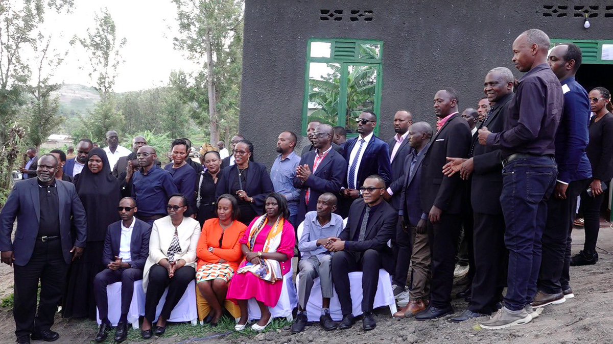 BailiffsRwanda's tweet photo. 1/2 @NIYONKURUJeanAi Perezida wa @BailiffsRwanda yifatanyije na @NyanzaDistrict mu kwezi kwahariwe ubudaherwa. Abahesha b’Inkiko bashyikiriza uwarokotse Jenoside inzu bamwubakiye nibikoresho bifite agaciro ka miliyoni 21 Frw, mu murenge wa #Muyira @Rwanda_Justice @eugirashebuja1 https://t.co/eWCMrlKGuV