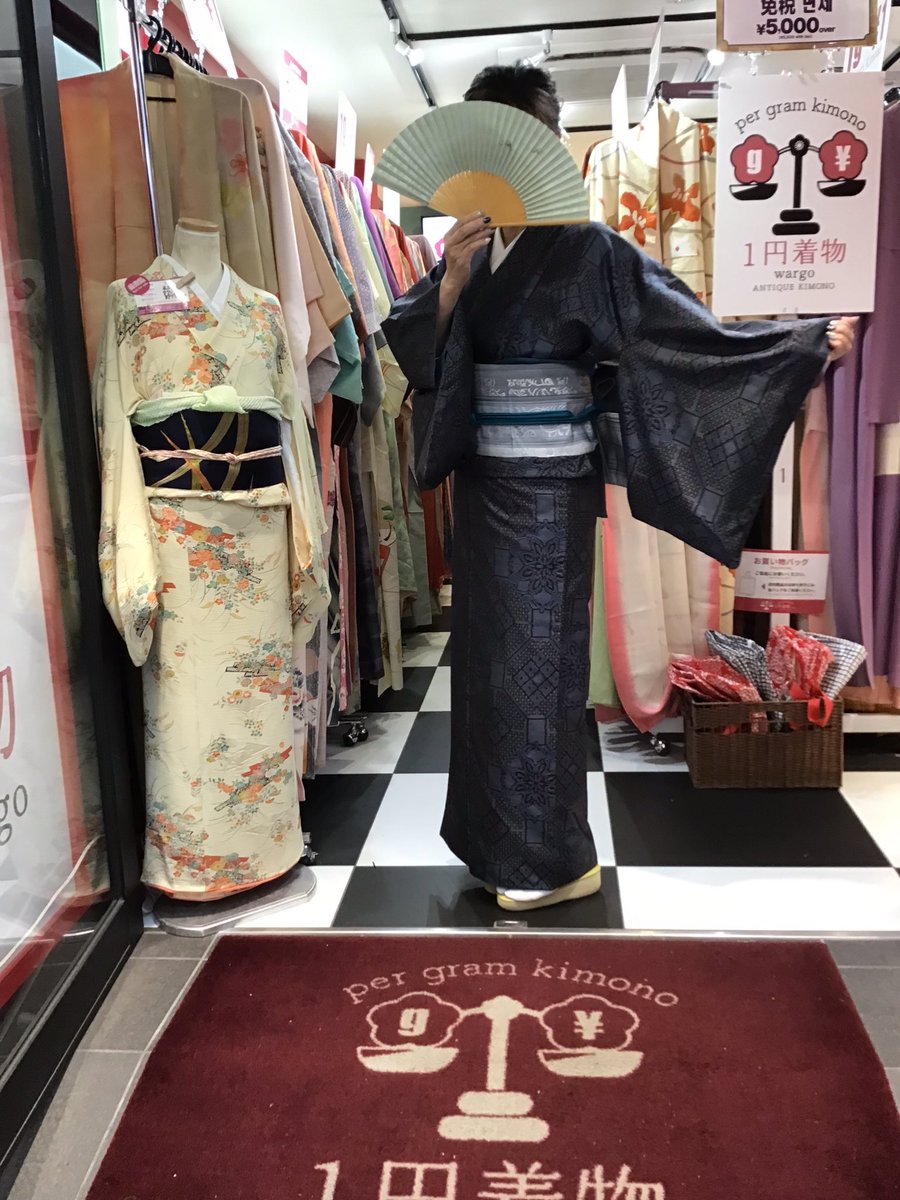 kimonoreuse's tweet photo. 【新京極1円着物wargo】

本日のスタッフコーデ参りましょう❣️

→姫君の付け下げ✖️番傘(あんよがチラ見え🫣)の名古屋帯✖️ローファー💝💝

そしてもう一人→大島紬✖️博多帯✖️ターコイズブルーの小物👍

#kimono #kyoto #wargo #haori #triptojapan https://t.co/NgNbhKbxNw