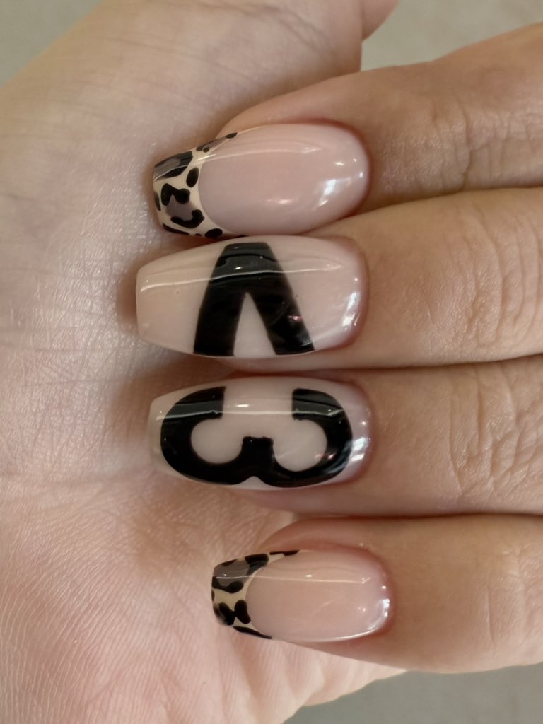 txtxnxkx's tweet photo. 하트네일 했는데
좆같아… https://t.co/FxlNl8nNj7