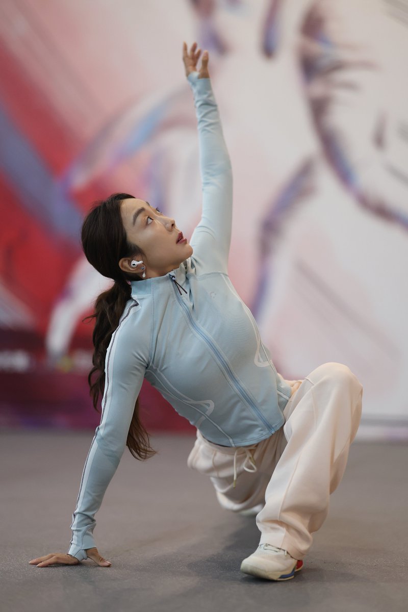 CGTNSportsScene's tweet photo. ⛸️📸 ISU Grand Prix #CupOfChina

🇨🇳 Sui Wenjing &amp; Han Cong warm up for the Free Skate.

They Chinese duo currently sit third with 72.45 points after the Short Program.

#FigureSkating #GPFigure #SuiHan https://t.co/K7RoMDH6LI