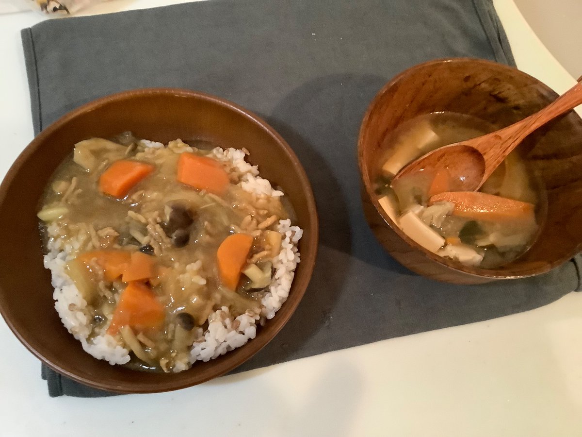 昼に散髪行って家事ちょっとやったら腹減ったので、オヤツがわりに週末カレーと豚汁を頂きます💦
見て下さい‼️(デンデケデン♪)