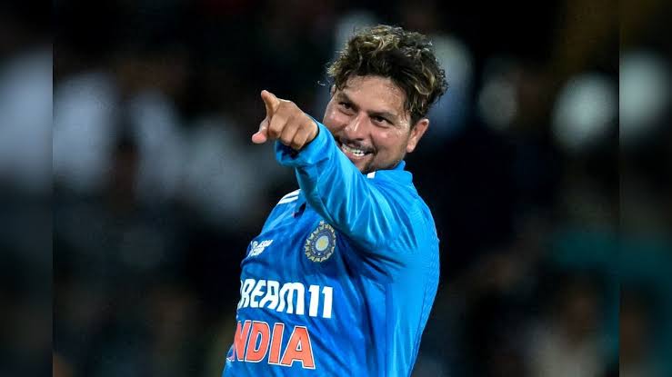 Rajiv_siait's tweet photo. 🚨Kuldeep Yadav strikes !  

Mitchell Starc bowled for 2(5) off an 80.6kph flighted beauty! Lands on a good length, skids off, and beats Starc’s inside edge to crash into leg-stump. Australia 7 down now! #INDvAUS #KuldeepMagic https://t.co/8RazgLTzO1