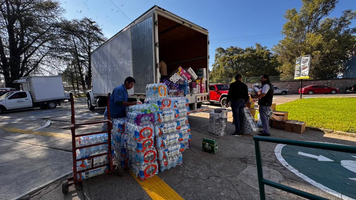 Tu_IMSSDgo's tweet image. El #IMSSDurango demuestra su solidaridad. 🚛💚 Nuestro camión con víveres parte rumbo a Veracruz, Hidalgo y Puebla, llevando el apoyo recolectado por nuestras y nuestros trabajadores. ¡Gracias a todos por su generosidad!  #IMSSDurango presente.