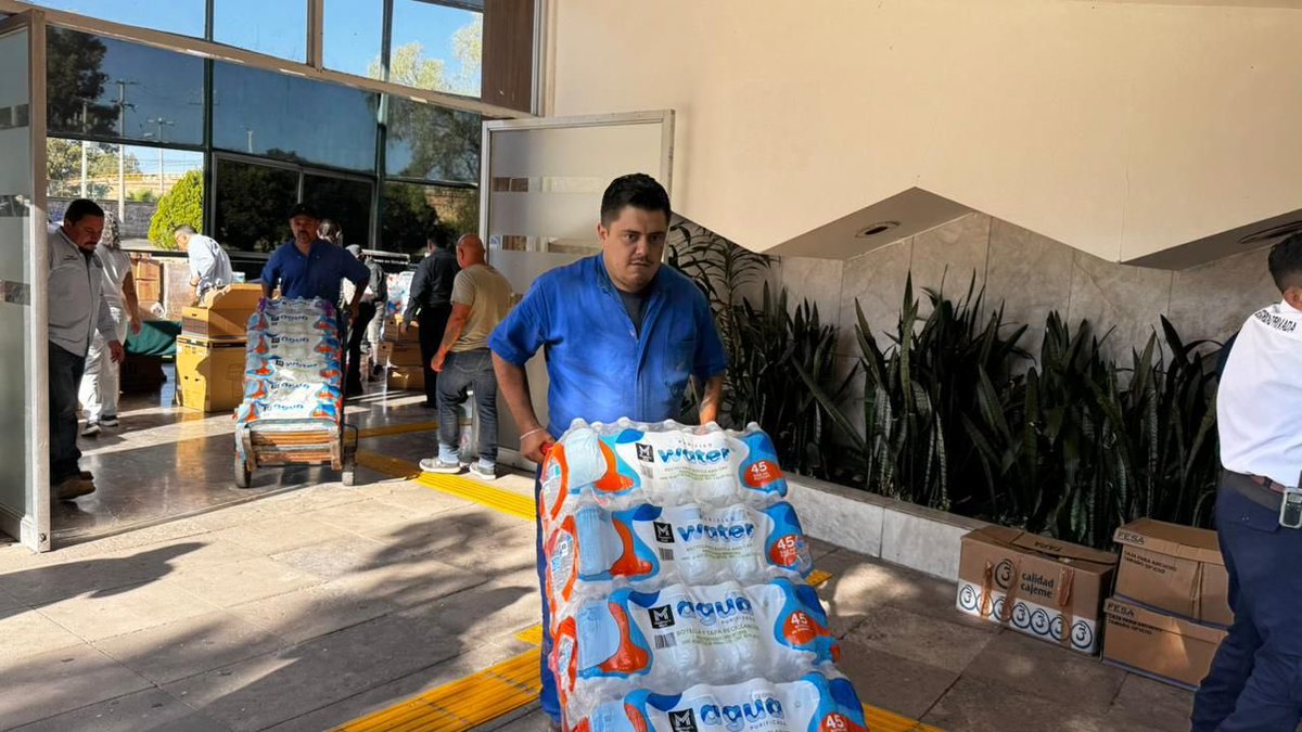 Tu_IMSSDgo's tweet image. El #IMSSDurango demuestra su solidaridad. 🚛💚 Nuestro camión con víveres parte rumbo a Veracruz, Hidalgo y Puebla, llevando el apoyo recolectado por nuestras y nuestros trabajadores. ¡Gracias a todos por su generosidad!  #IMSSDurango presente.