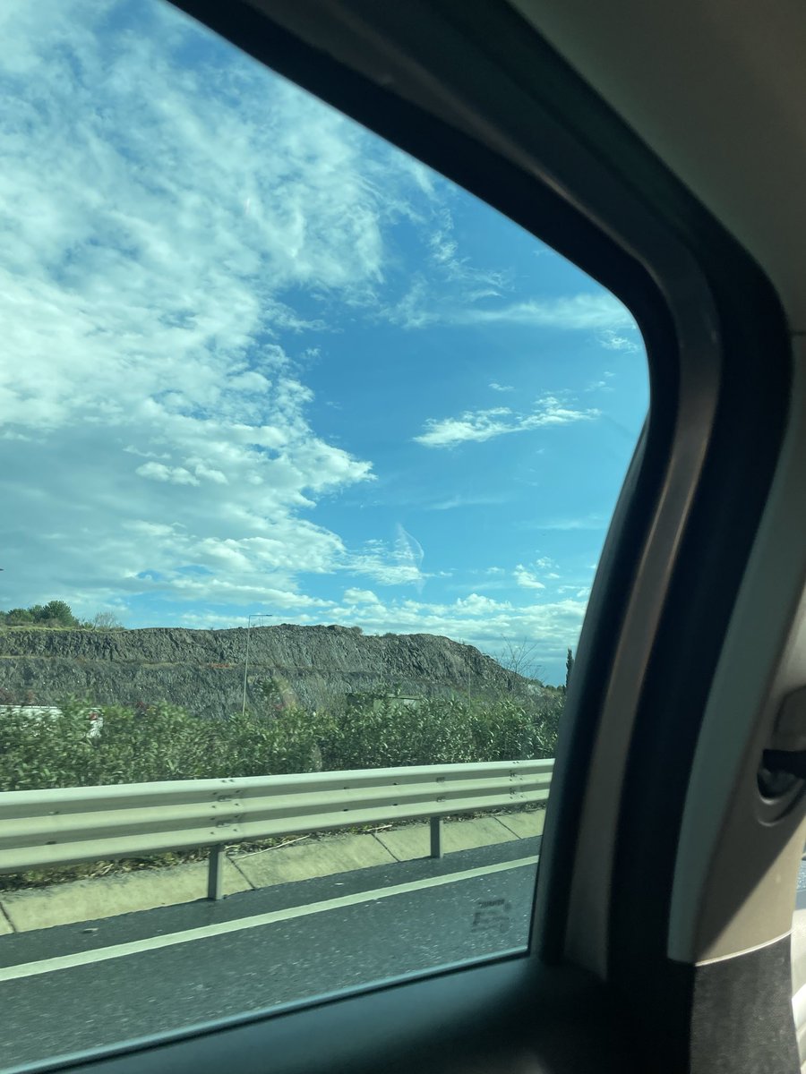 いま現地時間朝9:30
無事トルコのイスタンブールに到着
ホテルまで車で運んでもらってます
晴れてきた！
ほとんど眠れてない
けど到着したらテンションあがります
ホテルで休めるとのことで
夕方からの開幕まで眠りたい！