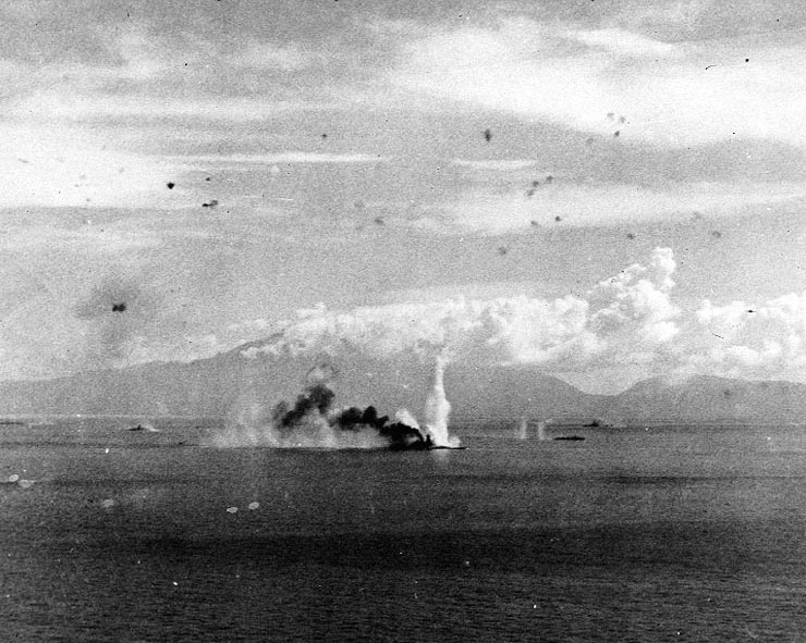Hidden History (@hiddenhistoryyt) on Twitter photo Musashi hit by a bomb from US Navy carrier aircraft, Battle of Sibuyan Sea, 24 Oct 1944 Musashi hit by a bomb from US Navy carrier aircraft, Battle of Sibuyan Sea, 24 Oct 1944