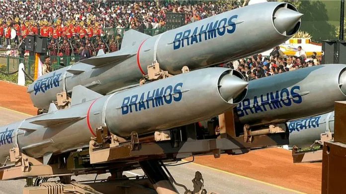 Kailash73451268's tweet image. 🚀India&apos;s BrahMos Aerospace inks $482M missile export deals with two undisclosed nations! 🇮🇳
 Post-Operation Sindoor success, this marks a new record in defence exports.  #DefenceUpdate #BrahMos #MakeInIndia #tejran