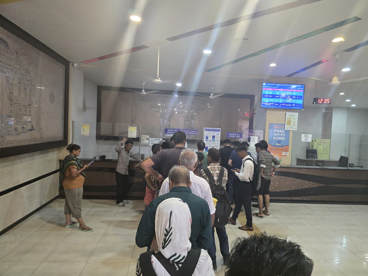 ગુજરાત ST બસના રાણીપ ડેપો ખાતે તહેવારમાં રિઝર્વેશન કરાવવામાં લોકોની લાઈન. માત્ર એક જ ટિકિટ બારી ચાલુ રાખવામાં આવી જેના કારણે લોકો હેરાન બુકિંગ માટે 6 બારીઓ પણ ચાલુ માત્ર એક રાખી.એક ટિકિટ લેવામાં ઓછામાં ઓછી 10 મિનિટ લોકોને લાગે #Ahmedabad <a href="/OfficialGsrtc/">GSRTC</a> <a href="/sanghaviharsh/">Harsh Sanghavi</a>