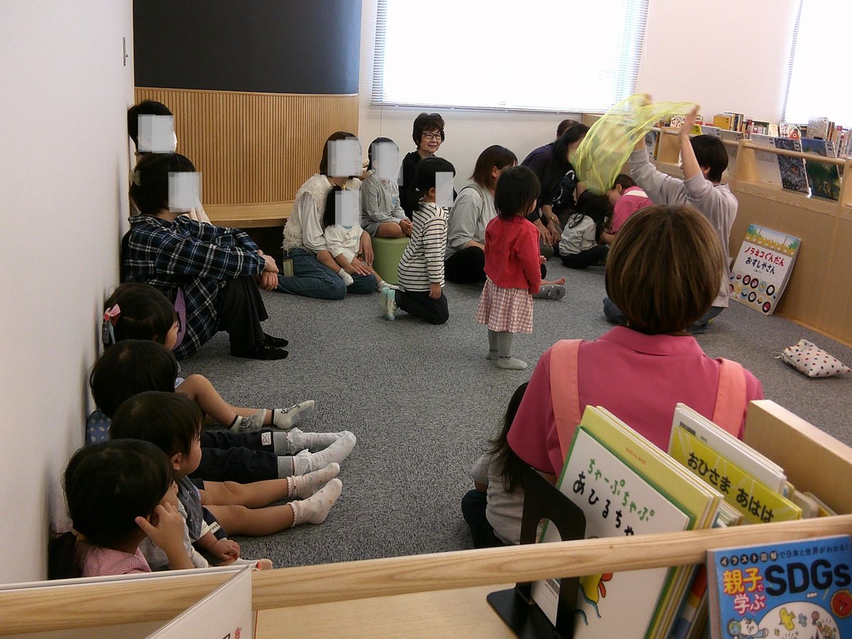 こんにちは　はまゆう図書館です😀
本日「カムカム」さんによる、安岡地区文化祭 スペシャルおはなし会がありました📗
今回はハロウィンの絵本や手遊びの他に、特別に大型絵本や布遊びをして、とても楽しそうでした🎃🦇
次回は11月8日（土）10時30分からです。
ぜひ来てね♪🤗