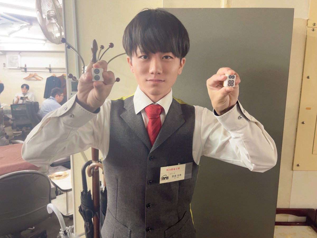 ClubNPM's tweet image. 【第24期 #雀王戦E1リーグ 】🎆後期4節

三回戦が終了しました。

トップ者は以下のとおりです。
＝＝＝＝＝＝＝
#三谷坂翔
#中神貴之
#安卓光希
#寺尾創一
＝＝＝＝＝＝＝

※C卓は別日に消化済みです。

【昇降級人数】

D1へ昇級→1位
D2へ昇級→2位
D3へ昇級→3～6位

E2へ降級→18位以下…