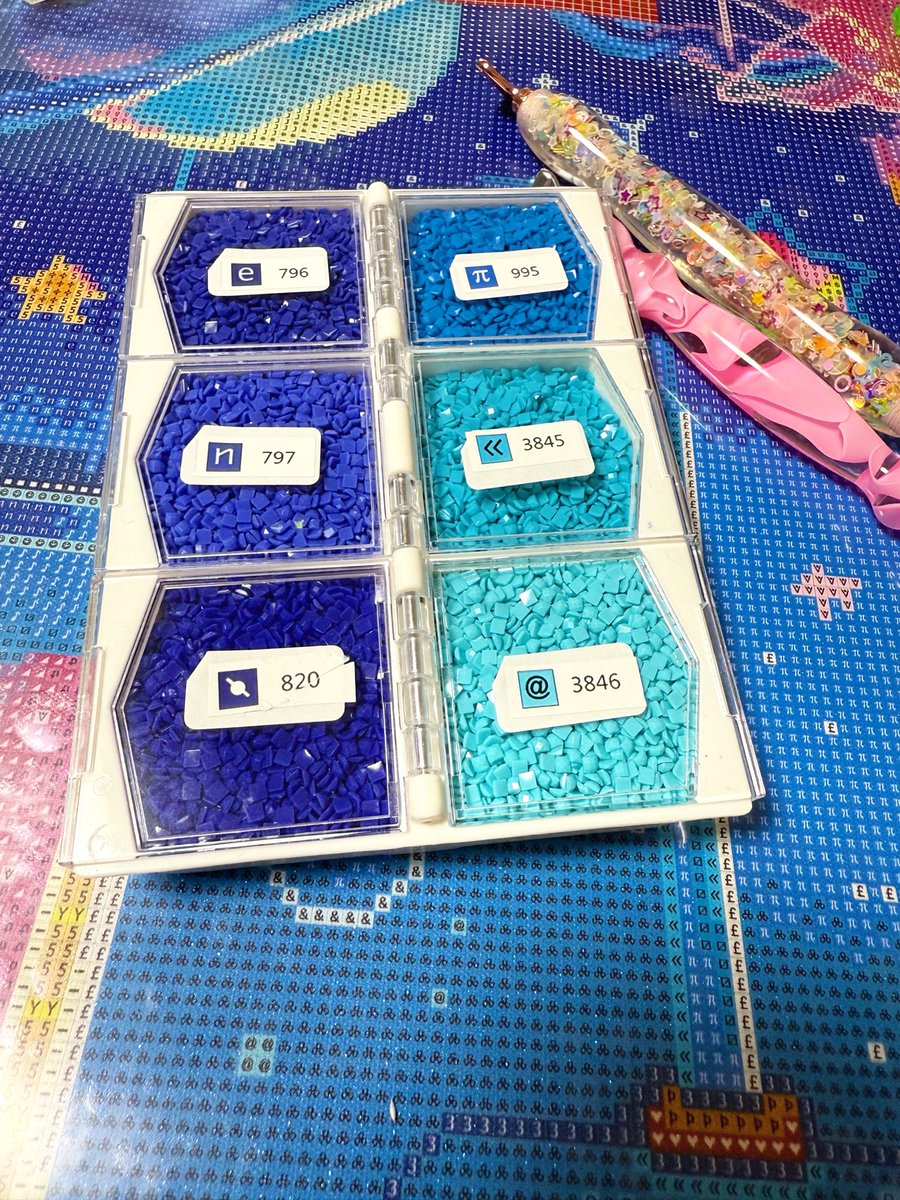 ss_DA_log's tweet image. ついにLABOさん開封してビーズも入れ終わったところ
ダイソーの6個ケースが今までだと大容量だったのに、ﾐﾁｨ…といっぱい入っているのにまだチャックに入っているストックがある😮
キャンバスサイズも大きいけど、素材が上質でしっかりしてる
制作楽しみすぎる🙂‍↕️🫶🩷