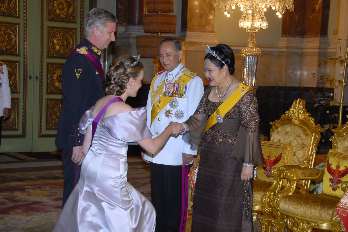 🇹🇭 Princess Mathilde and Queen Sirikit of Thailand, who has died (a few months ago) at the age of 93. Her death has only now been announced.