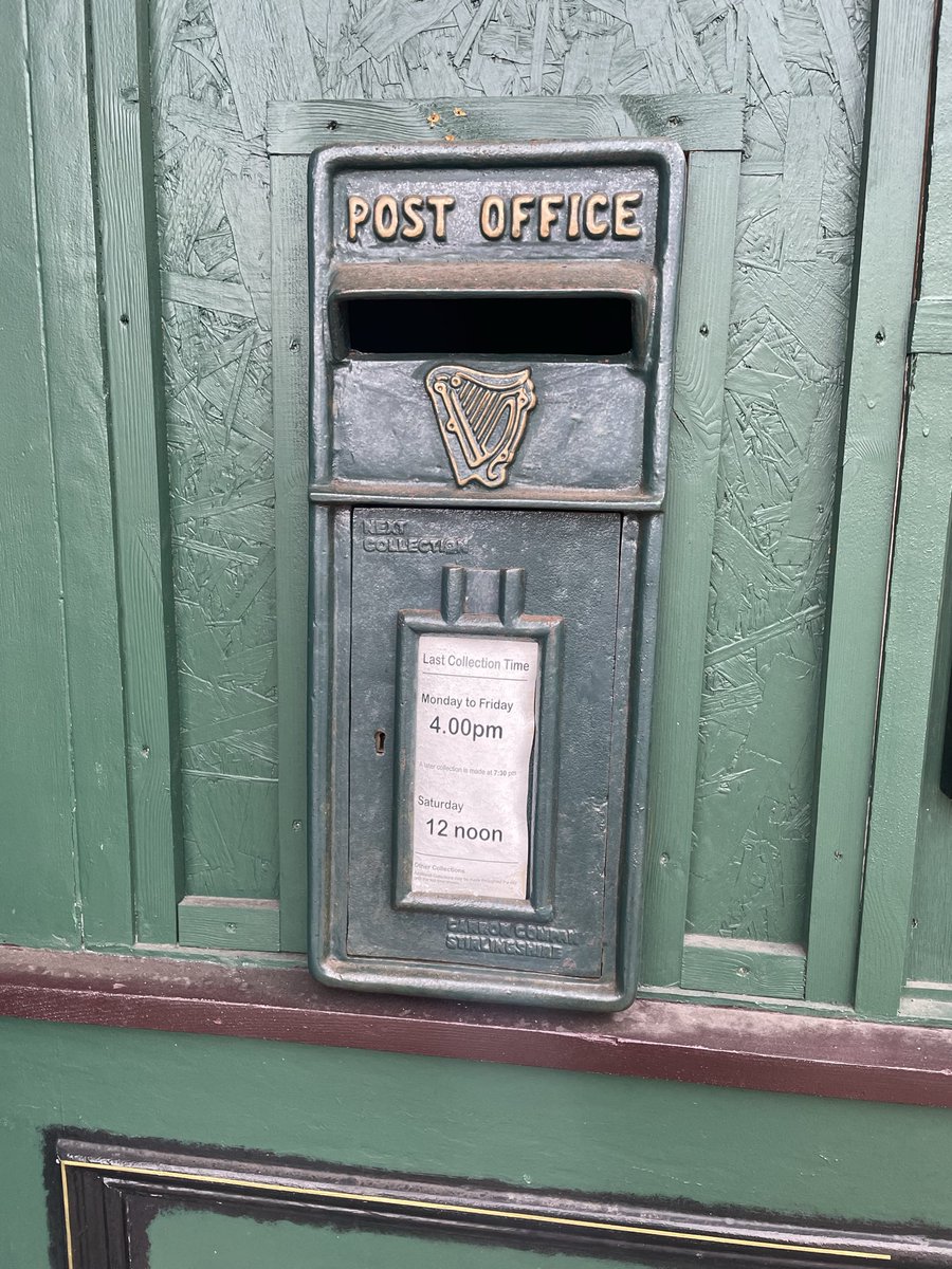 jonesDE10's tweet photo. Lá sona duit, bosca poist Dé Sathairn!

A repurposed Eire wall box in the wall of Rosie O’Leary’s in Chesterfield for #PostboxSaturday 📮💌

@letterappsoc @lbsg1976 https://t.co/jokocpAa3o