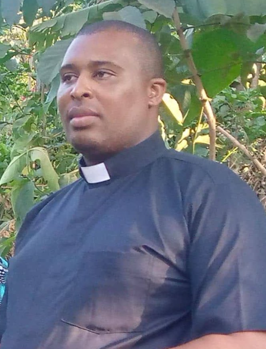 <a href="/davidmakali1/">David Makali</a> <a href="/SuluhuSamia/">Samia Suluhu</a> <a href="/TunduALissu/">Tundu Antiphas Lissu</a> Unknown people have kidnapped Pastor Elieth Eliawaha, the church member of KKKT, Boay's fellowship in Babati province - Manyara.
They raided Pastor Mtaita's residence and kidnapped him then they loaded him in a Landcruiser car that has no plate number and left with him.