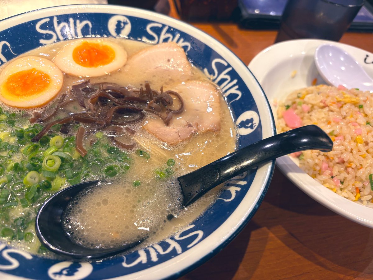 Sakamon_0704's tweet photo. 福岡に来たらまずこれっしょ！🍜✨️ https://t.co/cWdjAbF2PQ