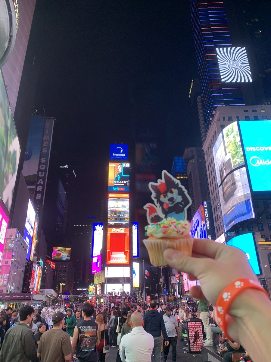 woot! i’ll be in New York in 4 1/2 hours. 

last time i was there was my borkday last year. this the cupcake in this pic.