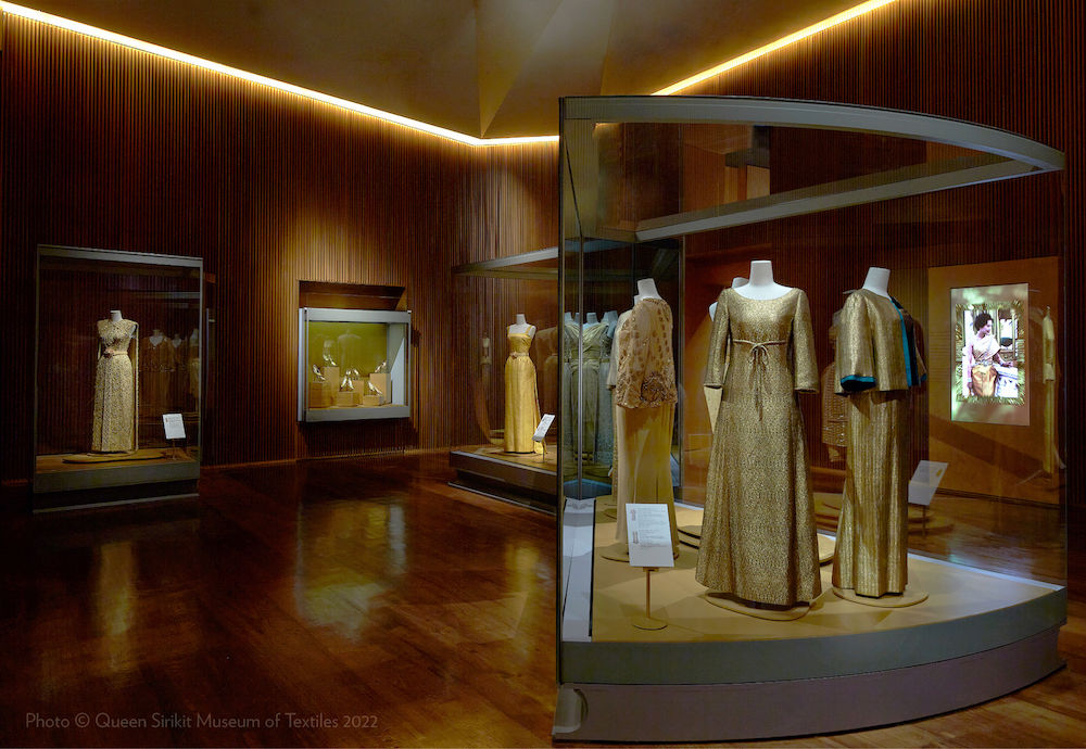 เคยมีโอกาสไปดูนิทรรศการชุดราชินีแล้วชอบมาก เทสต์แฟชั่นดีสุด ๆ ท่านผลักดันความเป็นไทยใส่แฟชั่นที่มาก่อนกาล อยากให้ท่านได้เห็นว่าชุดไทยที่ท่านผลักดันได้ขึ้นทะเบียนเป็นมรดกโลก ของ UNESCO จะได้เป็นสมบัติของผืนแผ่นดินไทยดังที่ท่านตั้งใจสืบไป #พระพันปีหลวง