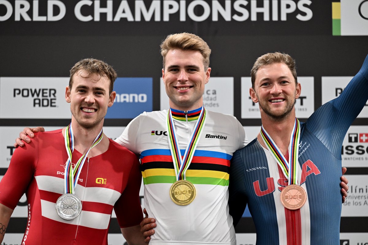 VeloUK's tweet image. BRITISH WORLD CHAMPIONS!!! Track Worlds Day 3 

World Titles for Josh Charlton in the Individual Pursuit and Joshua Tarling in the Points race - GB report
velouk.net/2025/10/25/tra… @SANTINI_SMS #rainbows 

Photos@ @UCI_Track / SW Pix