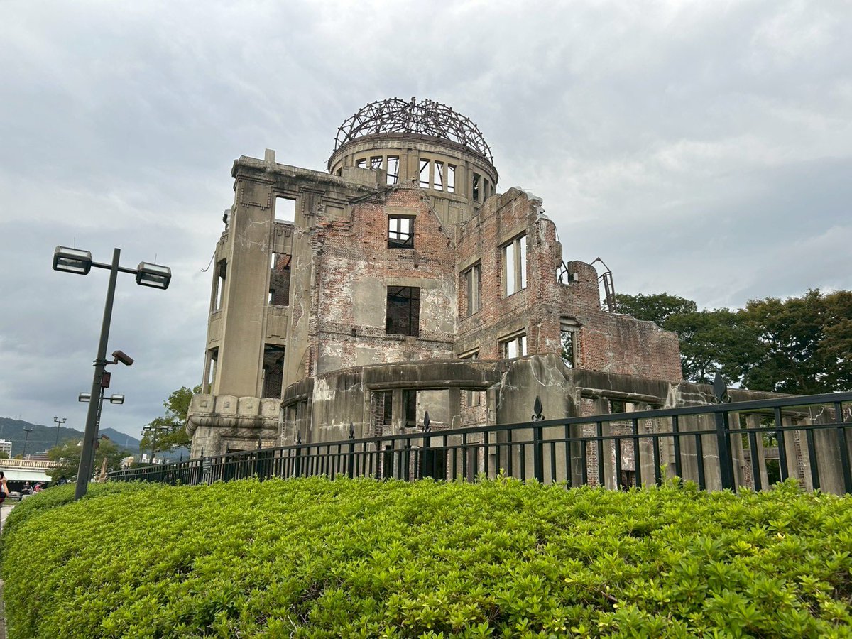 広島の原爆ドームと平和記念資料館に行始めて行きました。
自分が生きてる国のたった80年前のこととは思えない。
背筋を伸ばされました。
