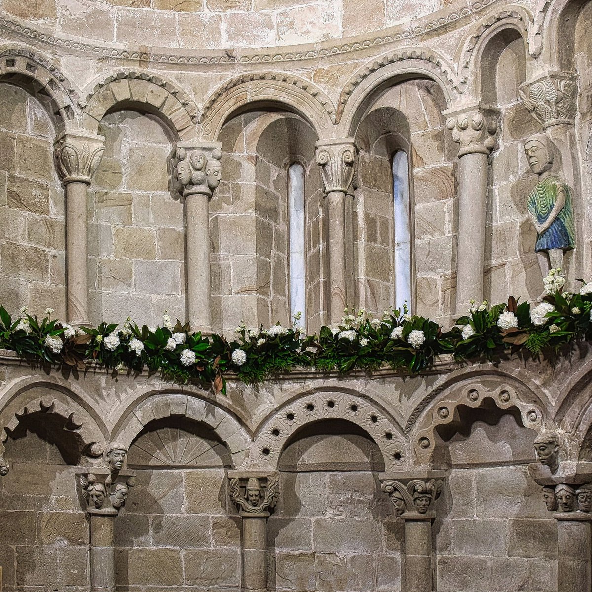 Este personaje tan enigmático como entrañable en la arquería absidial interna de la iglesia románica de Santa María de Bareyo (Cantabria) #BuenosDias #FelizSabado